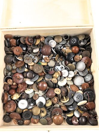 Konvolut Knöpfe aller Art, meist defekt, Ausland oder nicht zuzuordnen.