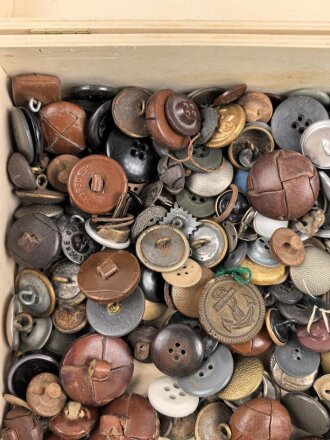 Konvolut Knöpfe aller Art, meist defekt, Ausland oder nicht zuzuordnen.
