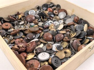 Konvolut Knöpfe aller Art, meist defekt, Ausland oder nicht zuzuordnen.