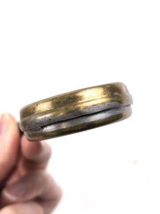Schweiz, Ölkännchen aus Messingblech, Durchmesser um 45 - 50mm. Gebraucht, sie erhalten ein ( 1 ) Stück, alle leicht unterschiedlich