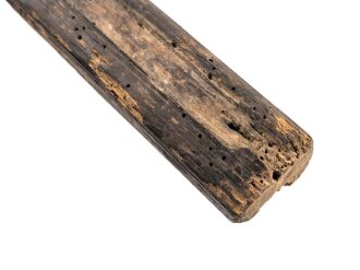 Antike Spitze für eine Stangenwaffe. Holz, etwa 35 x 35mm, auf 59,5cm gekürzt