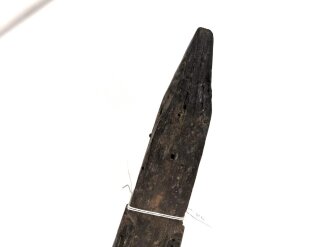 Antike Spitze für eine Stangenwaffe. Holz, etwa 35 x 35mm, auf 59,5cm gekürzt