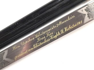 Deutschland nach 1945, Hirschfänger von Eickhorn Solingen. Beidseitig geäzte Klinge mit Widmung von 1961.