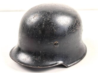 Deutschland nach 1945, Stahlhelm Feuerwehr unter Verwendung einer Glocke aus dem 2. Weltkrieg. Originallack, ungereinigtes Stück