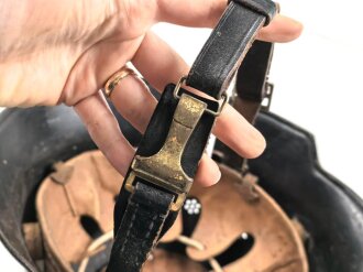 Deutschland nach 1945, Stahlhelm Feuerwehr unter Verwendung einer Glocke aus dem 2. Weltkrieg. Originallack, ungereinigtes Stück