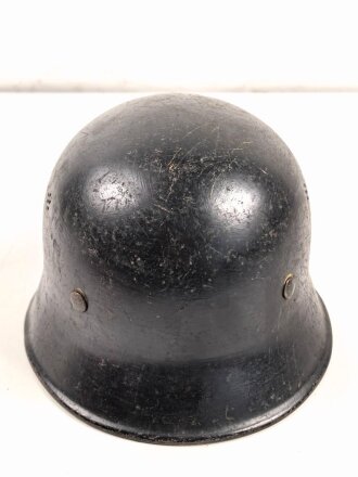 Deutschland nach 1945, Stahlhelm Feuerwehr unter Verwendung einer Glocke aus dem 2. Weltkrieg. Originallack, ungereinigtes Stück