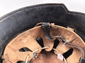 Deutschland nach 1945, Stahlhelm Feuerwehr unter Verwendung einer Glocke aus dem 2. Weltkrieg. Originallack, ungereinigtes Stück