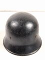 Deutschland nach 1945, Stahlhelm Feuerwehr unter Verwendung einer Glocke aus dem 2. Weltkrieg. Originallack, ungereinigtes Stück