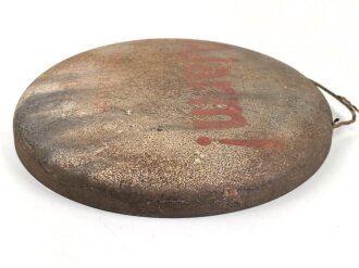 "Alarm !" Glocke aus Metall. Durchmesser 33cm. Originallack, ungereinigtes Stück, wohl für Luftschutzzwecke verwendet.
