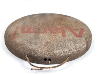"Alarm !" Glocke aus Metall. Durchmesser 33cm. Originallack, ungereinigtes Stück, wohl für Luftschutzzwecke verwendet.