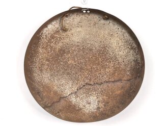 "Alarm !" Glocke aus Metall. Durchmesser 33cm. Originallack, ungereinigtes Stück, wohl für Luftschutzzwecke verwendet.