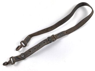 Schwerer Lederriemen Wehrmacht mit zwei Karabinerkahen. Breite des Riemenknapp 3cm, Gesamtlänge 125cm. Ungereinigtes Stück.