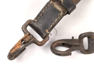 Schwerer Lederriemen Wehrmacht mit zwei Karabinerkahen. Breite des Riemenknapp 3cm, Gesamtlänge 125cm. Ungereinigtes Stück.