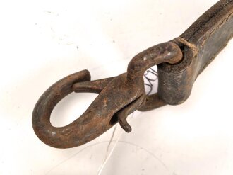 Schwerer Lederriemen Wehrmacht mit zwei Karabinerkahen. Breite des Riemenknapp 3cm, Gesamtlänge 125cm. Ungereinigtes Stück.