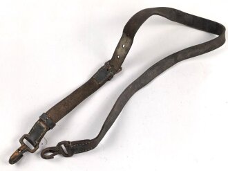 Schwerer Lederriemen Wehrmacht mit zwei Karabinerkahen. Breite des Riemenknapp 3cm, Gesamtlänge 125cm. Ungereinigtes Stück.
