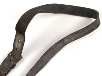 Schwerer Lederriemen Wehrmacht mit zwei Karabinerkahen. Breite des Riemenknapp 3cm, Gesamtlänge 125cm. Ungereinigtes Stück.