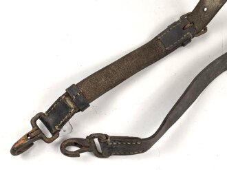 Schwerer Lederriemen Wehrmacht mit zwei Karabinerkahen. Breite des Riemenknapp 3cm, Gesamtlänge 125cm. Ungereinigtes Stück.