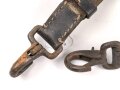 Schwerer Lederriemen Wehrmacht mit zwei Karabinerkahen. Breite des Riemenknapp 3cm, Gesamtlänge 125cm. Ungereinigtes Stück.