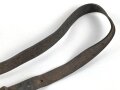 Schwerer Lederriemen Wehrmacht mit zwei Karabinerkahen. Breite des Riemenknapp 3cm, Gesamtlänge 125cm. Ungereinigtes Stück.