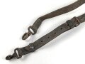 Schwerer Lederriemen Wehrmacht mit zwei Karabinerkahen. Breite des Riemenknapp 3cm, Gesamtlänge 125cm. Ungereinigtes Stück.