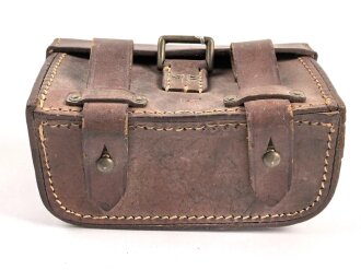 Koppeltasche rechts für Sanitätspersonal der Wehrmacht. Frühes Stück mit Messingbeschlägen, guter Gesamtzustand