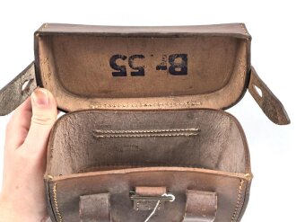 Koppeltasche rechts für Sanitätspersonal der Wehrmacht. Frühes Stück mit Messingbeschlägen, guter Gesamtzustand