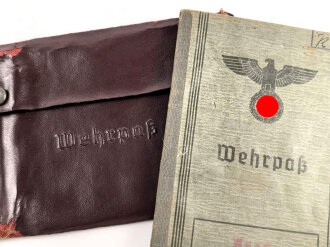 Wehrpaß Heer  in Kunstlederhülle, eingestellt am 9.10.1907 bei Infanterie Regiment 67. Im 1. Weltkrieg bei diversen Infanterieeinheiten, von 1939 bis 1945 beim Verpflegungs Magazin Potsdam.  Letzter Dienstgard Stabsintendant der Reserve.