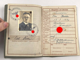 Wehrpaß Heer  in Kunstlederhülle, eingestellt am 9.10.1907 bei Infanterie Regiment 67. Im 1. Weltkrieg bei diversen Infanterieeinheiten, von 1939 bis 1945 beim Verpflegungs Magazin Potsdam.  Letzter Dienstgard Stabsintendant der Reserve.