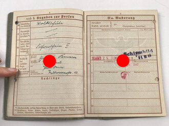 Wehrpaß Heer  in Kunstlederhülle, eingestellt am 9.10.1907 bei Infanterie Regiment 67. Im 1. Weltkrieg bei diversen Infanterieeinheiten, von 1939 bis 1945 beim Verpflegungs Magazin Potsdam.  Letzter Dienstgard Stabsintendant der Reserve.