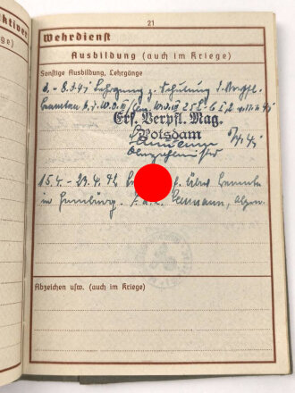 Wehrpaß Heer  in Kunstlederhülle, eingestellt am 9.10.1907 bei Infanterie Regiment 67. Im 1. Weltkrieg bei diversen Infanterieeinheiten, von 1939 bis 1945 beim Verpflegungs Magazin Potsdam.  Letzter Dienstgard Stabsintendant der Reserve.