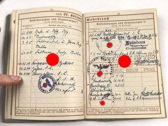 Wehrpaß Heer  in Kunstlederhülle, eingestellt am 9.10.1907 bei Infanterie Regiment 67. Im 1. Weltkrieg bei diversen Infanterieeinheiten, von 1939 bis 1945 beim Verpflegungs Magazin Potsdam.  Letzter Dienstgard Stabsintendant der Reserve.