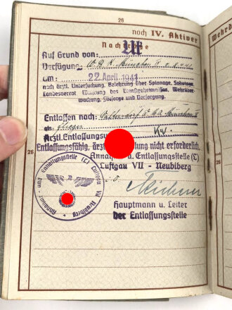Wehrpaß Luftwaffe, eingestellt am 27.4.1940 bei Luftwaffe Bau Btl. 7.