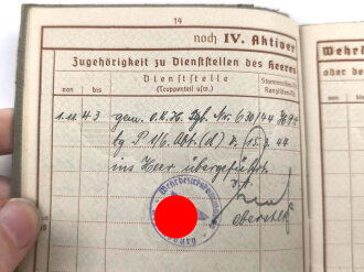 Wehrpaß Luftwaffe, eingestellt am 1.4.1940 bei Fliegerhorstkompanie Regensburg.