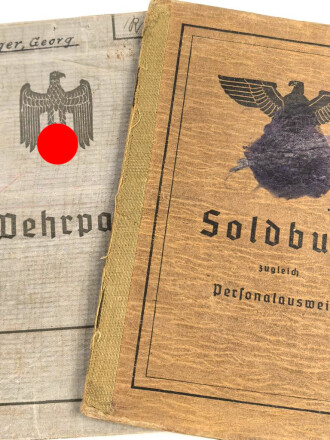 Wehrpaß und Soldbuch eines Grenadier, beides ausgestellt 1945.