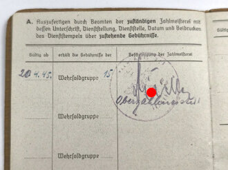 Wehrpaß und Soldbuch eines Grenadier, beides ausgestellt 1945.