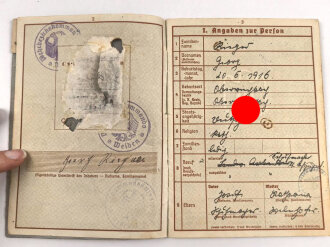 Wehrpaß und Soldbuch eines Grenadier, beides ausgestellt 1945.