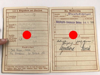 Wehrpaß und Soldbuch eines Grenadier, beides ausgestellt 1945.