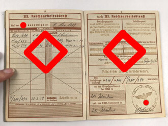 Wehrpaß und Soldbuch eines Grenadier, beides ausgestellt 1945.