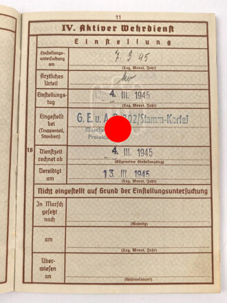 Wehrpaß und Soldbuch eines Grenadier, beides ausgestellt 1945.