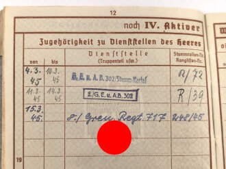 Wehrpaß und Soldbuch eines Grenadier, beides ausgestellt 1945.