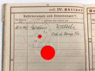 Wehrpaß und Soldbuch eines Grenadier, beides ausgestellt 1945.