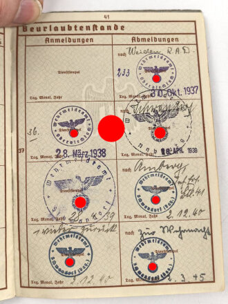 Wehrpaß und Soldbuch eines Grenadier, beides ausgestellt 1945.