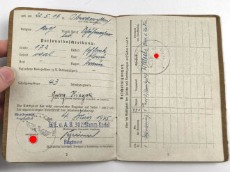 Wehrpaß und Soldbuch eines Grenadier, beides ausgestellt 1945.