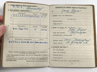 Wehrpaß und Soldbuch eines Grenadier, beides ausgestellt 1945.