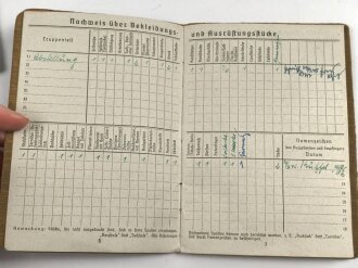 Wehrpaß und Soldbuch eines Grenadier, beides ausgestellt 1945.