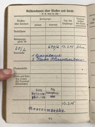 Wehrpaß und Soldbuch eines Grenadier, beides ausgestellt 1945.
