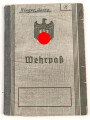 Wehrpaß und Soldbuch eines Grenadier, beides ausgestellt 1945.