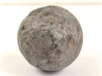 Kanonenkugel aus Eisen, Durchmesser etwa 8,5cm. Alter und Herkunft unbekannt. Wiegt etwa 2,6 kg