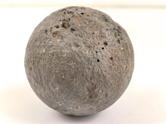 Kanonenkugel aus Eisen, Durchmesser etwa 8,5cm. Alter und Herkunft unbekannt. Wiegt etwa 2,6 kg