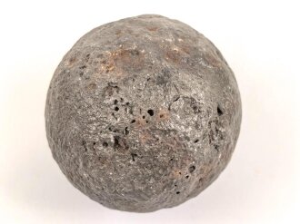 Kanonenkugel aus Eisen, Durchmesser etwa 8,5cm. Alter und Herkunft unbekannt. Wiegt etwa 2,6 kg